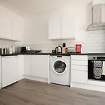 North Rd Apartment By N And N Stays Ltd, Close To Vibrant Gloucester Rd With Plenty Of Restaurants And Shops Near By, Free On Street Parking Available And Pvt Of Street Parking 4Pm To 8Am Mon To Fri And All Weekend
