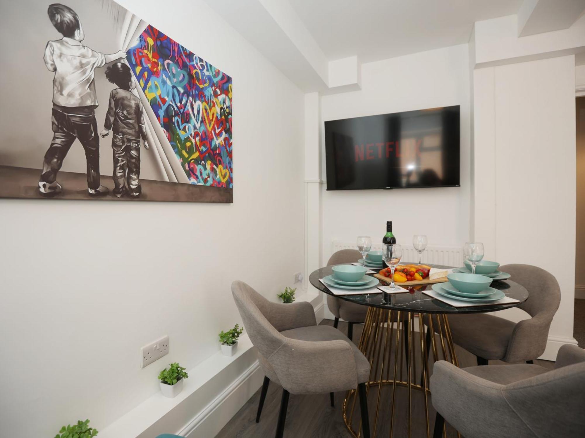 North Rd By N And N Ltd, Close To Vibrant Gloucester Rd With Plenty Of Restaurants And Shops Near By, Free On Street Parking Available And Pvt Of Street Parking 4pm To 8am Mon To Fri And Weekend Apartamento